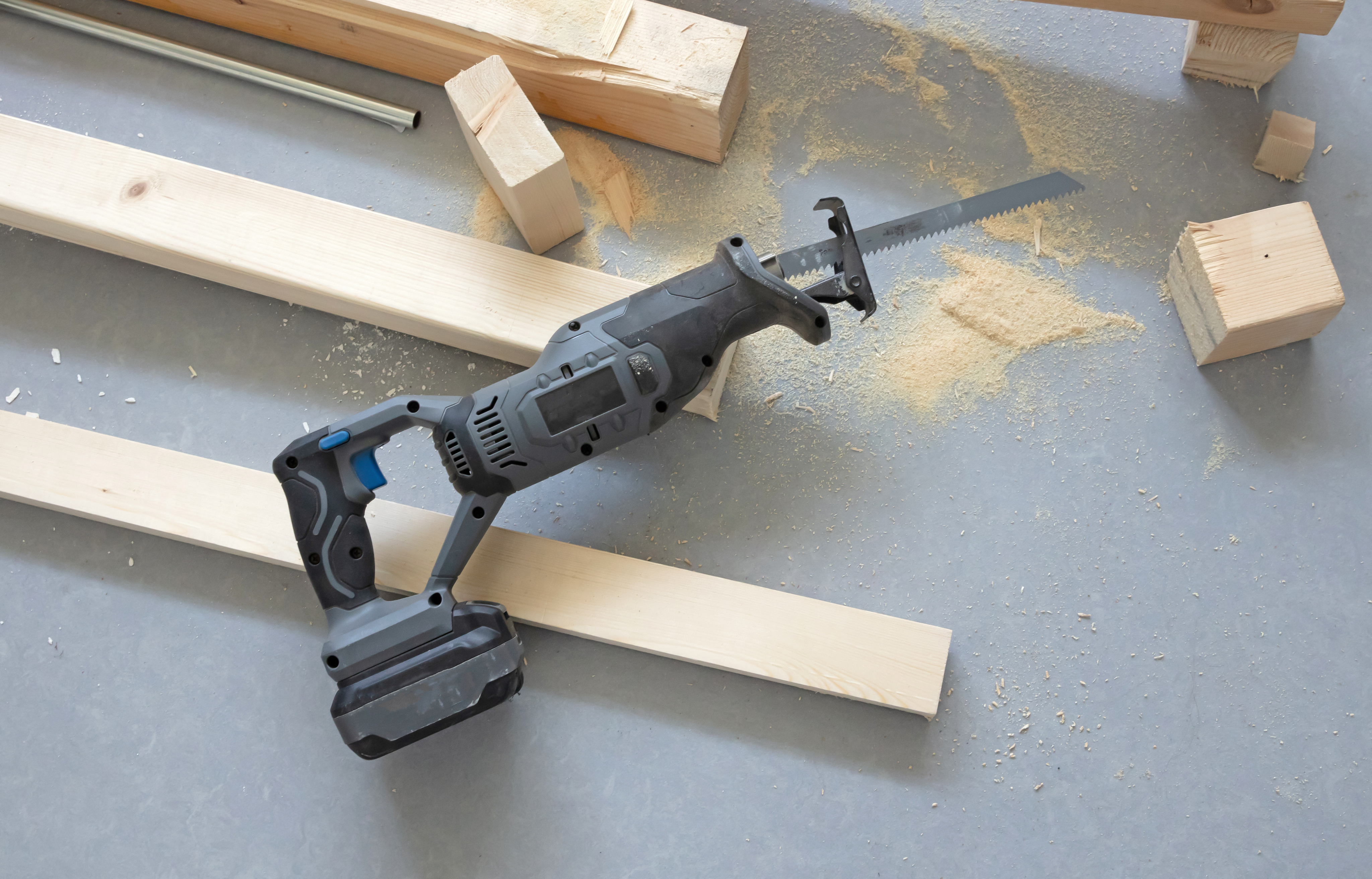 Operating a cordless reciprocating saw