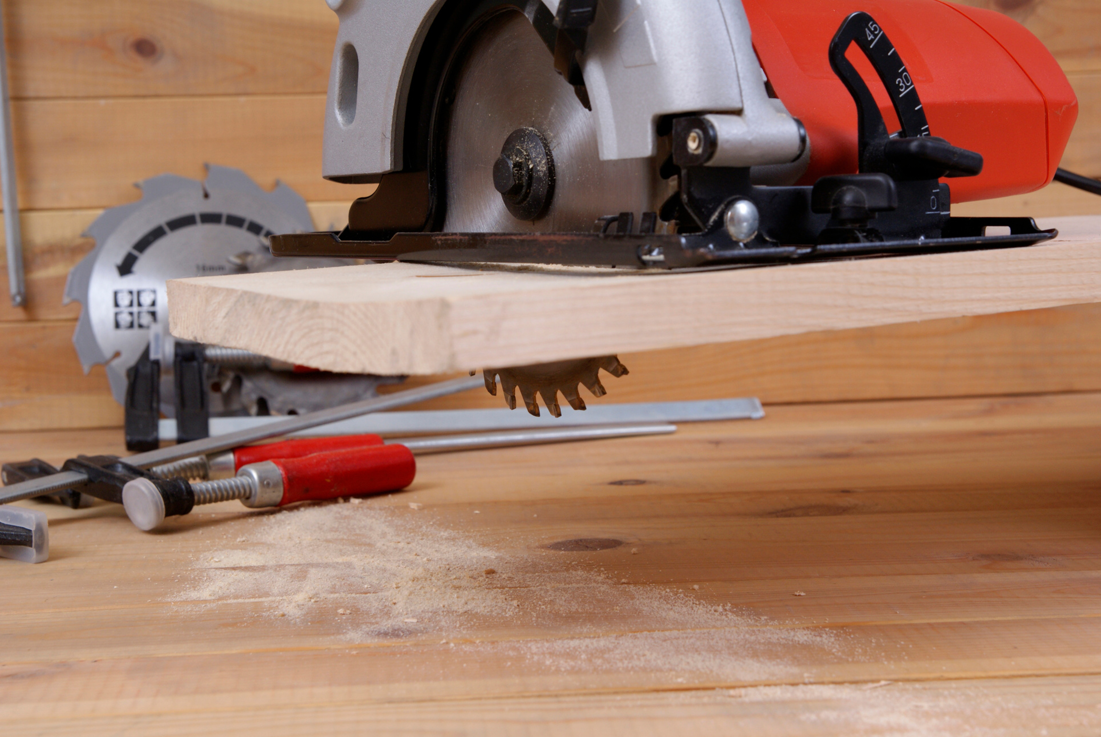 Obsługa tarczowej pilarki stołowej do drewna